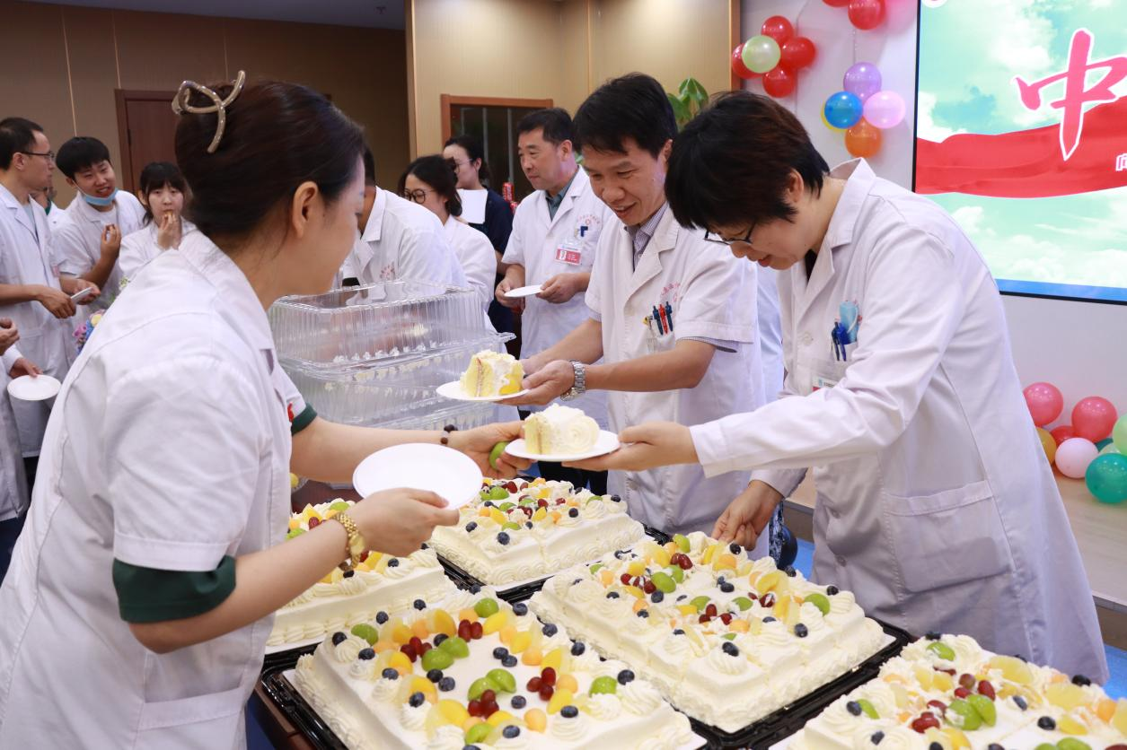 重温誓言 分享甜蜜：我院举行2025年中国医师节庆祝活动(图10)
